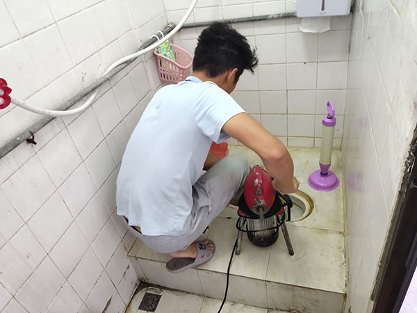 广阳管道堵塞冒臭气 专业师傅现场解决问题