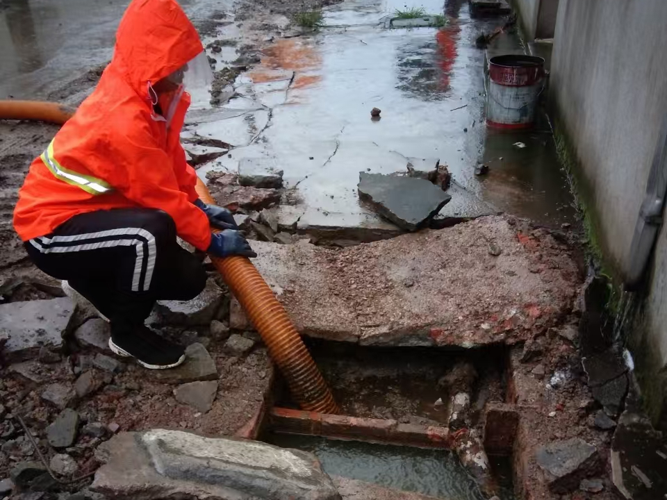 广阳专业清理污水池 炜誉市政以规范流程守护城市 “肠道”